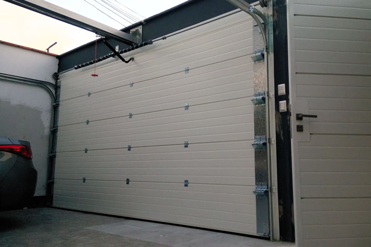 Puerta seccional con panel sándwich importado