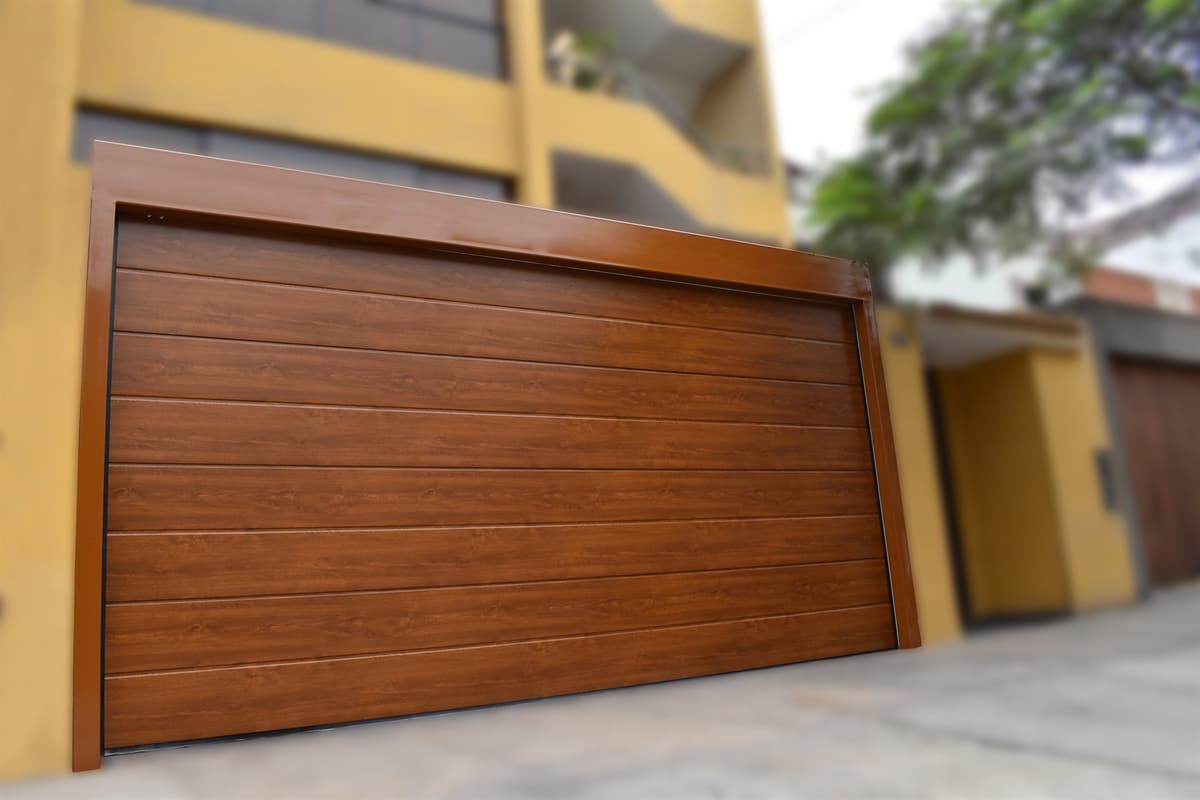 Puerta de garaje automatica instalada por MB Puertas y Techos EIRL